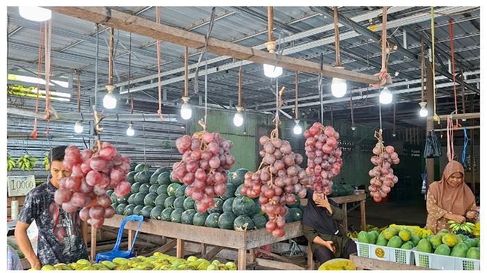 BUAH ANGGUR - Buah anggur yang dijual pedagang, Sabtu (14/2026). Para pedagang belum mengetahui temuan buah anggur terindikasi nengandung formalin