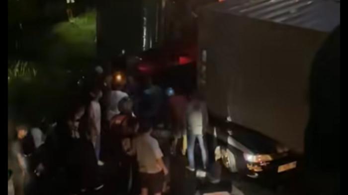 KONTAINER TIMPA SEDANG - Kecelakaan maut terjadi di Jalan Pudeng Klari, Karawang, Minggu 15 Februari 2026. Truk kontainer terguling menimpa mobil sedan, menewaskan ayah, ibu, dan balita di lokasi.