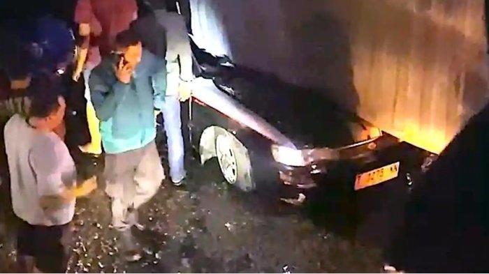 KECELAKAAN MAUT - Sebuah truk kontainer menimpa mobil sedan di Jalan Irigasi Bendasari, Desa Kondangjaya, Kecamatan Karawang Timur, Kabupaten Karawang, Jawa Barat pada Minggu (15/2/2026) malam.