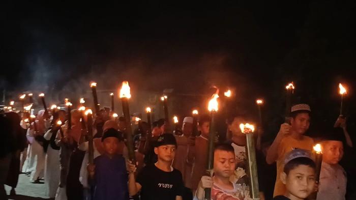 PAWAI -- Deretan obor yang menyala dalam pawai menyambut bulan Ramadan dari warga Kelurahan Arung Dalam, Kecamatan Koba, Kabupaten Bangka Tengah, Minggu (16/2/2026). 