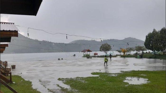 CUACA BURUK: Suasana salah satu objek wisata di Desa Tongging, Kecamatan Merek diguyur hujan deras, Minggu (13/4/2025) kemarin. Tingginya curah hujan yang terjadi di kawasan Danau Toba, dikhawatirkan akan berdampak pada menurunnya tingkat kunjungan wisatawan. (TRIBUN MEDAN/MUHAMMAD NASRUL)