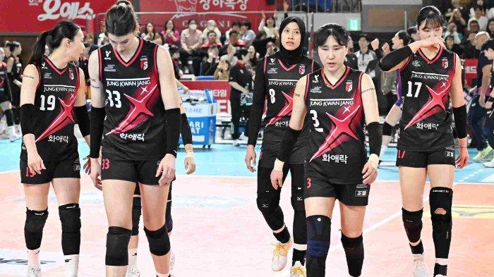RED SPARKS - Ekspresi pemain Red Sparks di tengah laga final Liga Voli Putri Korea 2024/25 game ketiga melawan Pink Spiders pada 4 April 2025 di Chungmu Gymnasium.