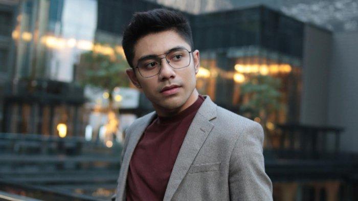 Sosok dan profil aktor tampan Riza Syah, baru saja melamar kekasihnya, Claudia Andhara.