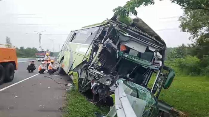 BUS KECELAKAAN - Kondisi bus rombongan wisata asal Banten ringsek parah usai terlibat kecelakaan di Tol Cipali KM 78A, Purwakarta, Senin (16/2/2026) dini hari. Kecelakaan diduga terjadi setelah bus menabrak truk di depannya dan menghantam pembatas jalan.