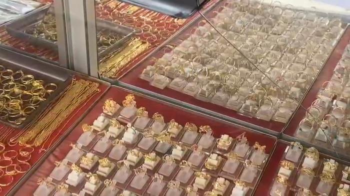 Emas Mamuju tengah - Perhiasan emas di sebuah toko perhiasan yang berada di Mamuju Tengah
