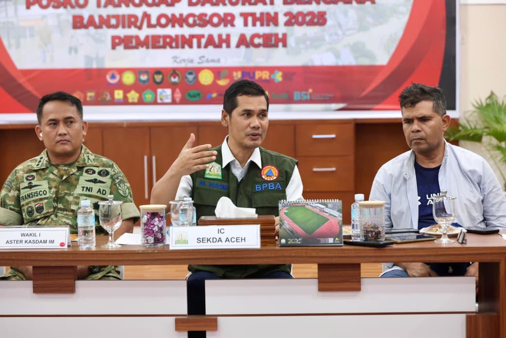 MELAYANI MASYARAKAT - Sekda M Nasir dalam kegiatan sosial, kemasyarakatan khususnya saat mengoordinasikan bantuan dan menyerahkannya langsung kepada warga terdampak banjir di Aceh.