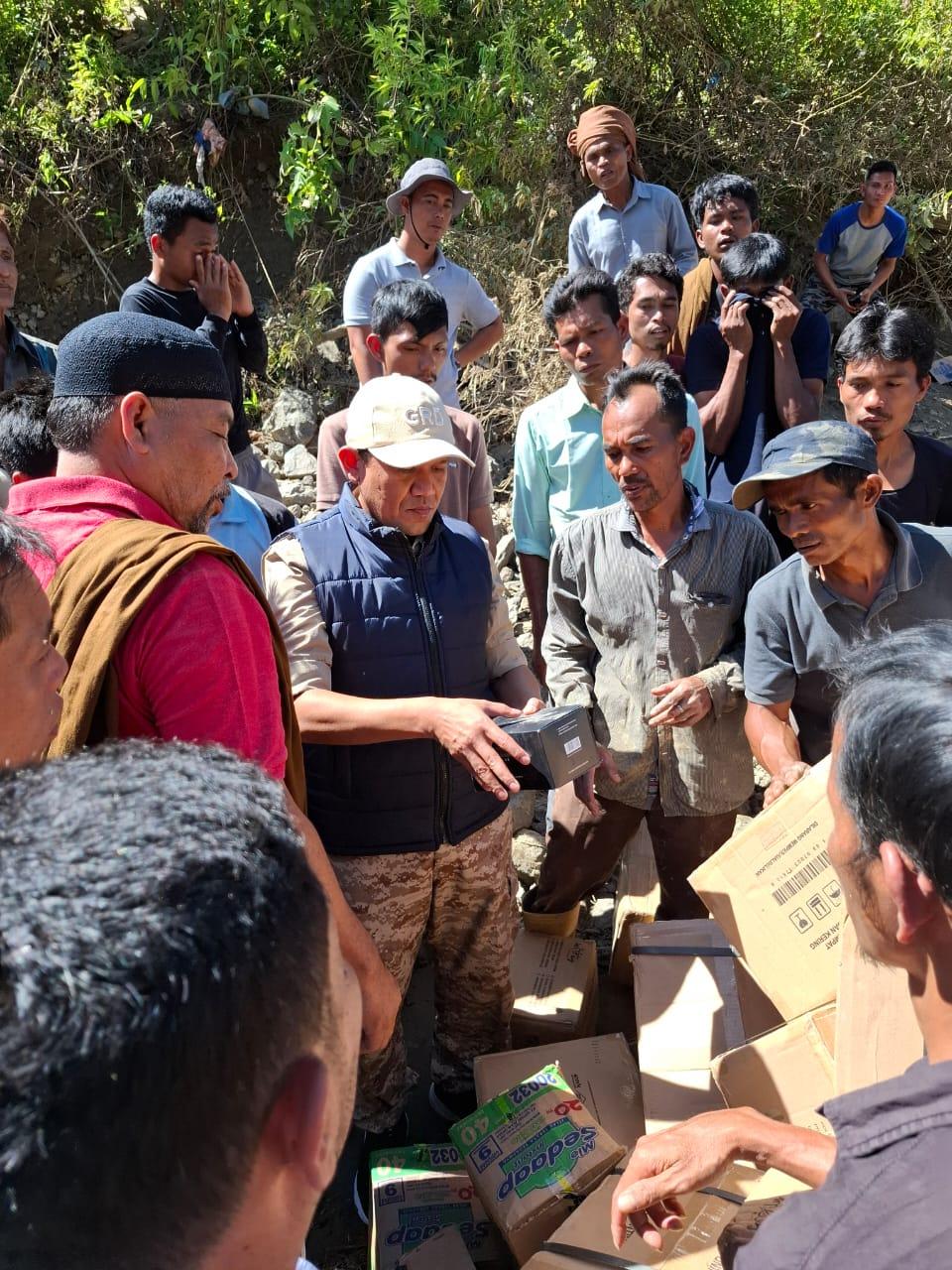 MELAYANI MASYARAKAT - Potret Wakil Gubernur Fadhlullah dalam berbagai kegiatan sosial, kemasyarakatan, serta pemerintahan, khususnya saat mengoordinasikan bantuan dan menyerahkannya langsung kepada warga terdampak banjir di Aceh.