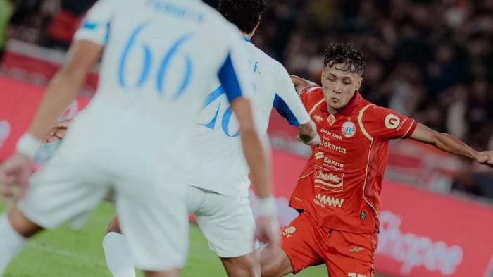 MENGGIRING BOLA - Aksi pemain Persija, Dony Tri Pamungkas saat menggiring bola kontra Arema FC di Stadion Gelora Bung Karno dalam lanjutan Super League 2025/2026 pada Minggu (8/2/2026) malam WIB.