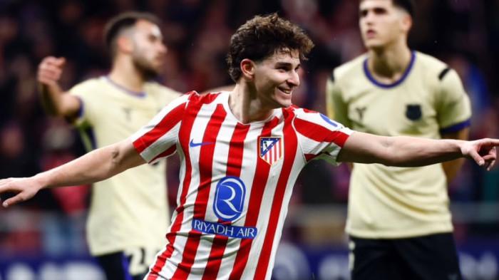 SELEBRASI - Selebrasi pemain Atletico Madrid, Julian Alvarez setelah bobol gawang Barcelona di leg pertama semifinal Copa del Rey 2025/2026 pada Jumat (13/2/2026).