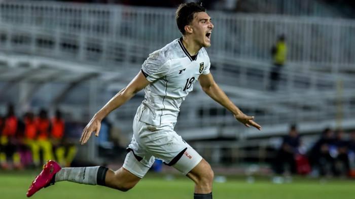 Selebrasi penyerang Timnas U22 Indonesia, Mauro Zijlstra setelah mencetak gol kedua saat melawan Mali dalam uji coba di Stadion Pakansari, Bogor, Selasa (18/11/2025) malam.