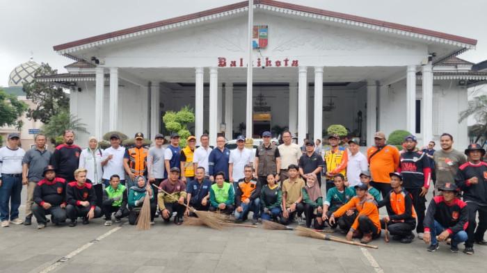 BEBERSIH DI KOTA BOGOR - Wali Kota Bogor Dedie Rachim dan Menteri Lingkungan Hidup Hanif Faisol bebersih pada Senin (16/2/2026).