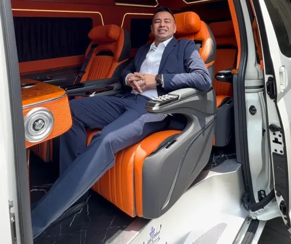 Raffi Ahmad Borong 2 Unit HiAce dengan Interior Mewah