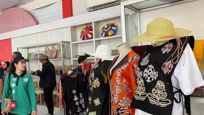 i tangan perempuan perintis ini, batik menjadi simbol kemandirian dan kebanggaan daerah.(*)PENGRAJIN BATIK - Rahayu Suriani, perintis batik khas Nunukan, menunjukkan hasil karya batik bermotif perpaduan etnis Dayak, Senin (16/2/2026). Sejak 2017, perempuan asal Bima ini mengembangkan batik lokal sebagai identitas budaya wilayah perbatasan.