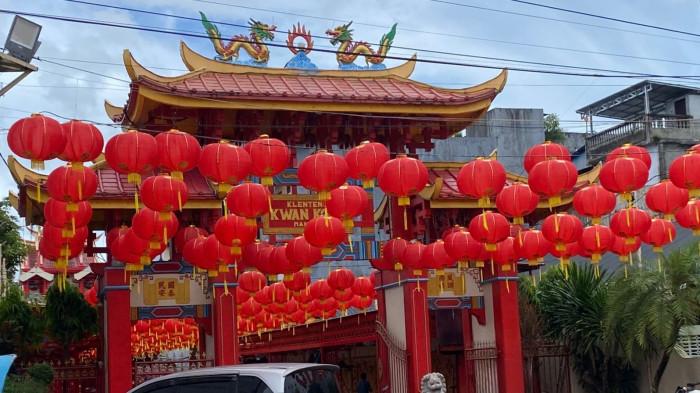 JELANG IMLEK - Potret sejumlah Klenteng di Kota Manado, Sulawesi Utara jelang perayaan Tahun Baru Imlek 2026, Senin (15/2/2026).