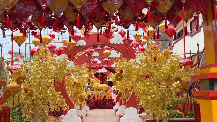 JELANG IMLEK - Potret sejumlah Klenteng di Kota Manado, Sulawesi Utara jelang perayaan Tahun Baru Imlek 2026, Senin (15/2/2026).