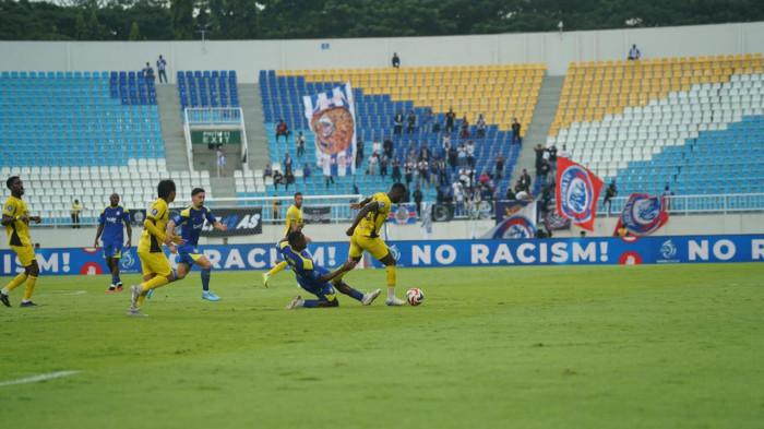 BRI Super League - Pemain Semen Padang FC terlibat duel dengan pemain Arema FC dalam laga pekan ke-21 BRI Super League 2025/2026 di Stadion Kanjuruhan, Malang, Minggu (15/2/2026). Pada pertandingan tersebut, Semen Padang FC harus mengakui keunggulan tuan rumah dengan skor 0-3.