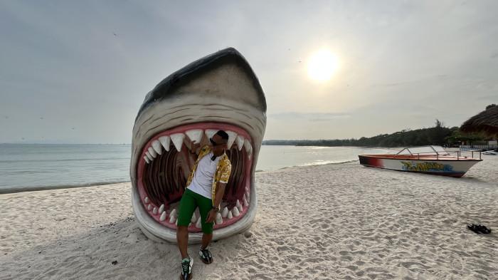 Salah satu spot menarik diMBeach,ada kepala hiu raksasa.5