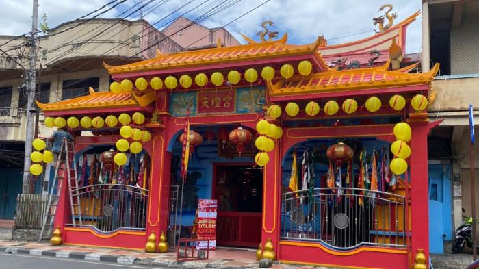 Klenteng Altar Agung atau Thian Tan Kiong. Foto Senin (16/2/2026). Suasana jelang Imlek 2026.