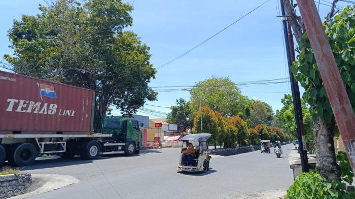 TANAMAN HIAS -- Potret Jalan Pangeran Hidayat (JDS), Kelurahan Liluwo, Kecamatan Kota Tengah, Kota Gorontalo, Provinsi Gorontalo. Tanaman di median jalan dikeluhkan pengendara.