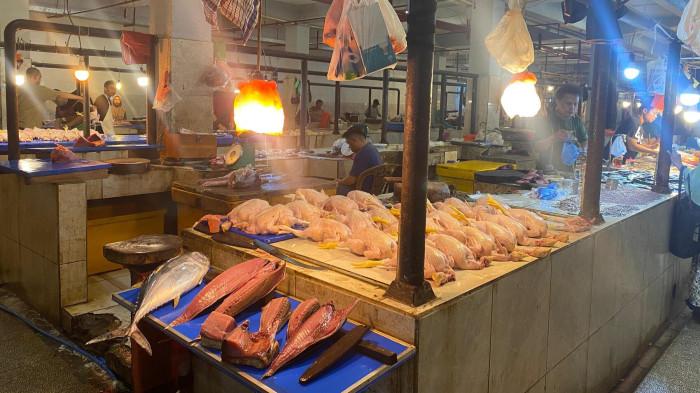 Potret daging ayam dan ikan tuna di pasar tradisional