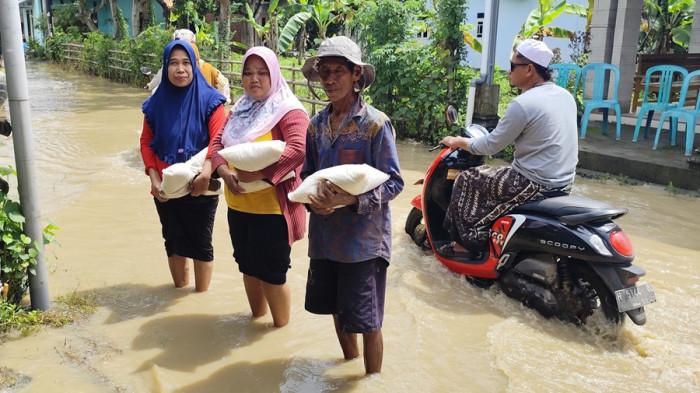 20260216 _ Warga Bopong Beras Bantuan Pemkab Kendal