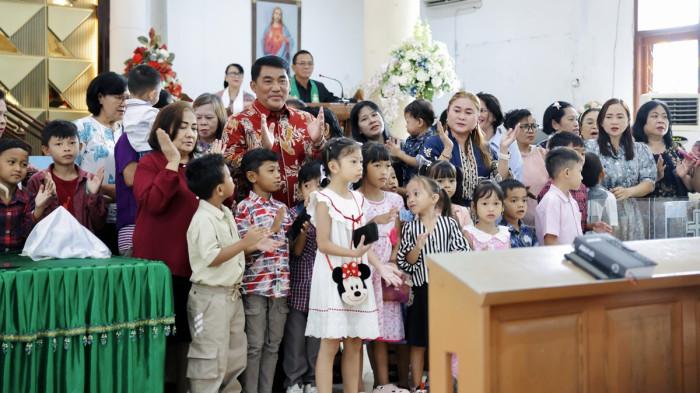 Gubernur YSK menunjukkan komitmennya dalam pelayanan rohani