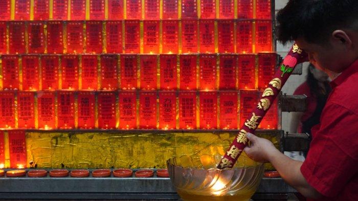 Warga keturunan Tionghoa membakar dupa sebelum melakukan sembahyang malam di Vihara Dharma Ramsi, Gang Ibu Aisah, Jalan Cibadak, Kota Bandung, Jawa Barat, Selasa (28/1/2025).