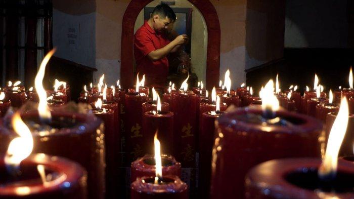 Warga keturunan Tionghoa melakukan sembahyang malam di Vihara Dharma Ramsi, Gang Ibu Aisah, Jalan Cibadak, Kota Bandung, Jawa Barat, Selasa (28/1/2025).