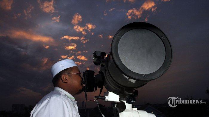 Anggota tim Rukyatul Hilal memantau hilal penetapan jadwal puasa 2018 di Masjid Al Musari'in, Basmol, Jakarta, Selasa (15/5/2018). 