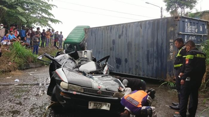 TRUK KONTAINER TIMPA SEDAN- Sebuah truk kontainer B-9107-UEI menimpa sebuah mobil sedan Toyota bernomor polisi T 1275 KN di Jalan Raya Tanggul Rawagabus, Desa Kondangjaya, Kecamatan Karawang Timur, Karawang pada Senin (16/2/2026). Akibatnya 3 penumpangya tewas, 3 luka berat.