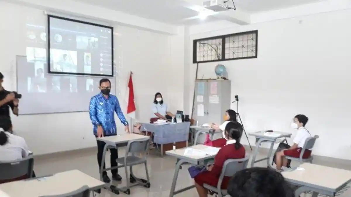 KUNCI JAWABAN INFORMATIKA - Suasana hari pertama Pembelajaran Tatap Muka (PTM) terbatas di SD Mardi Waluya Bogor Jalan Pahlawan, Kecamatan Bogor Selatan, Kota Bogor, Senin (18/10/2021). Simak kunci jawaban Informatika Kelas 3 Halaman 37.