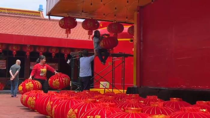 LAMPION - Petugas memasang dan menata lampion merah di area Klenteng Kwan Sing Bio, Tuban, menjelang perayaan Imlek 2577 Kongzili. Ratusan lampion menghiasi sudut klenteng.