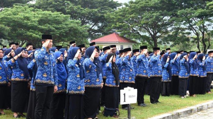 ASN PEMPROV GORONTALO -- Sejumlah ASN Pemprov Gorontalo saat apel kerja di Museum Purbakala. (doc diskominfotik). WFA ASN - Pada 8 April 2025 ini, ASN Pemprov Gorontalo kerja dari mana saja (WFA).
