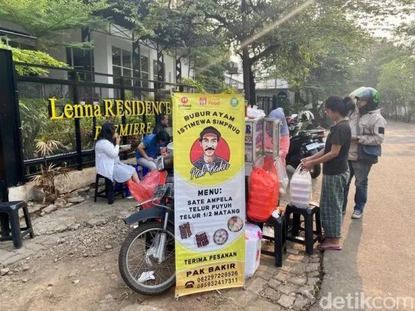 Uniknya Bubur Ayam Pak Bakir Pakai Suun Goreng, Ludes 2 Jam!