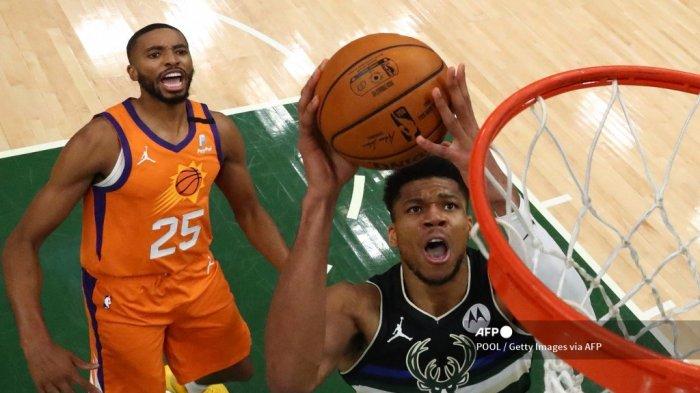 MILWAUKEE, WISCONSIN - 20 JULI: Giannis Antetokounmpo #34 dari Milwaukee Bucks menembak melewati Mikal Bridges #25 dari Phoenix Suns di Game Enam pada Final NBA 2021 di Fiserv Forum pada 20 Juli 2021 di Milwaukee, Wisconsin.