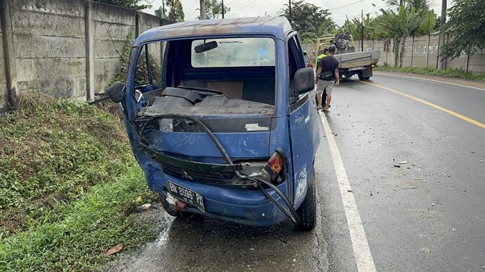 20260216 Mobil pick up biru terbalik