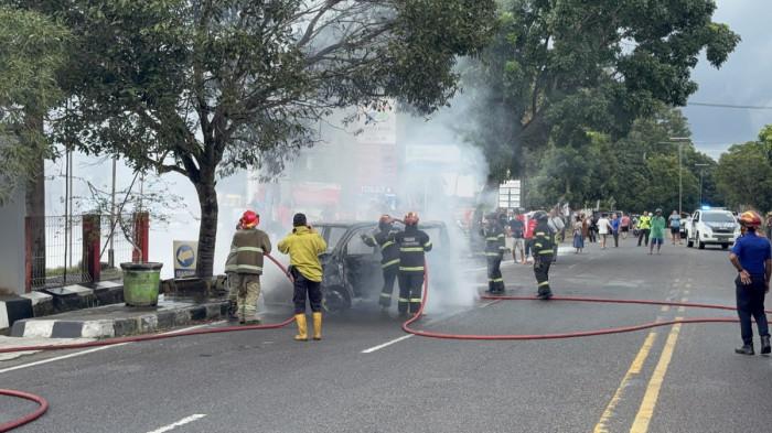 MOBIL TERBAKAR - Kebakaran mobil di depan SPBU Kejora, Jalan Koba Km 1, Pangkalan Baru, Bangka Tengah, Senin (16/2/2026) pukul 14.30 WIB. Satu mobil hangus hingga menyisakan kerangka besi, sementara kendaraan lain di seberang jalan terdampak panas dengan bagian depan meleleh.