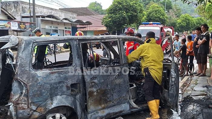 KEBAKARAN -- Petugas Damkar dan Kepolisian, saat berusaha memadamkan api, Senin (16/2/2026).