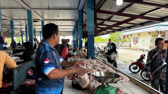 ‎WARGA BERBELANJA - Aktivitas warga Malinau berbelanja di sentra penjualan Malinau Kota, Kalimantan Utara. Tiga hari bedar bertepatan pertengahan Februari 2026 pemicu padatnya kegiatan berbelanja.‎