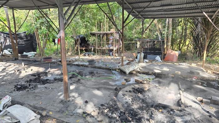 PENGGEREBEKAN -- Tim Subdit Gakkum Ditpolairud Polda Babel, ketika menggrebek gudang peleburan timah di Desa Batu Rusa, Kecamatan Merawang, Kabupaten Bangka, Kamis (12/2/2026).
