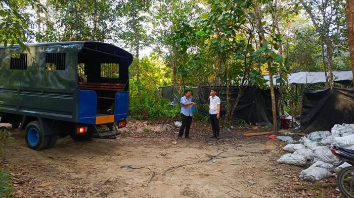 PENGGEREBEKAN -- Tim Subdit Gakkum Ditpolairud Polda Babel, ketika menggrebek gudang peleburan timah di Desa Batu Rusa, Kecamatan Merawang, Kabupaten Bangka, Kamis (12/2/2026).
