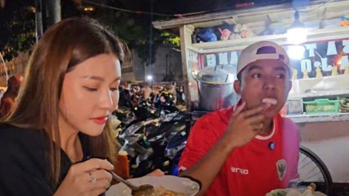 Sarwendah pamer malam mingguan bareng Betrand Peto