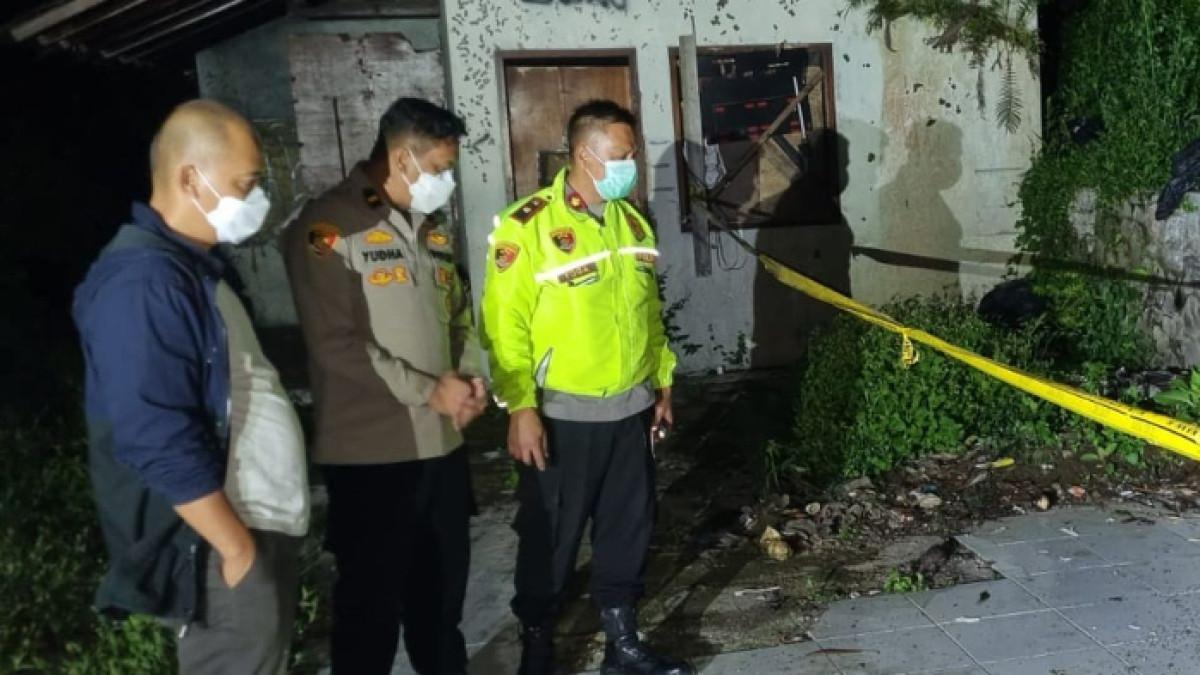 PEMBUNUHAN SISWA SMP - Seorang siswa SMPN 26 Bandung ditemukan tewas di bekas objek wisata Kampung Gajah, Desa Cihideung, Kecamatan Parongpong, Kabupaten Bandung Barat. Ia ternyata dibunuh sahabatnya sendiri, YA.