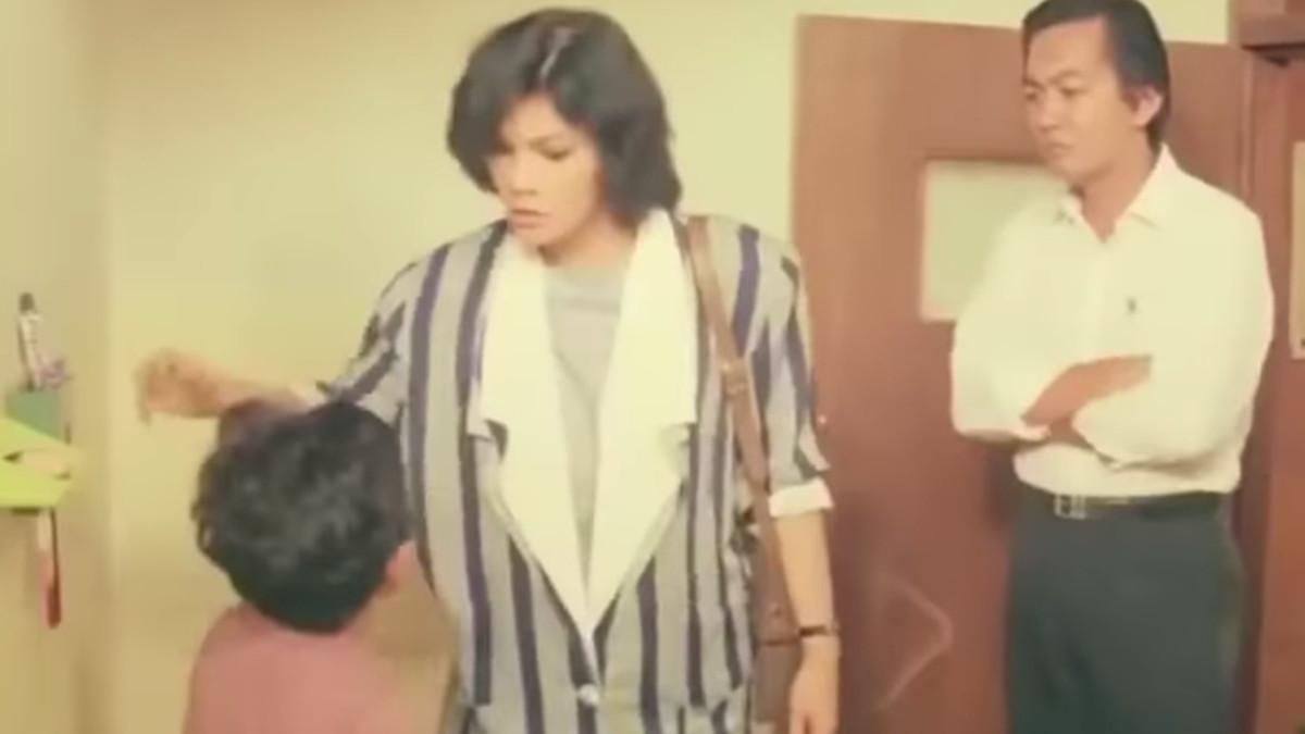 TREGEDI ARIE HANGGARA - Tangkapan layar adegan penyiksaan Arie Hanggara oleh ibu tiri dan ayah kandungnya(tangkapan layar video film arie hanggara)