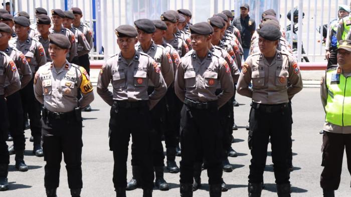 PENGAMANAN - Apel pengamanan pertandingan sepak bola antara Arema FC vs Semen Padang di Stadion Kanjuruhan, Kabupaten Malang, Minggu (15/2/2026). Sebanyak ratusan personel dikerahkan untuk pengamanan.