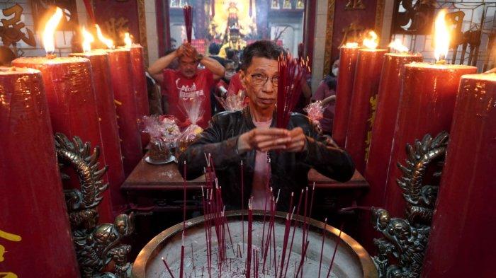 Warga keturunan Tionghoa melakukan sembahyang malam di Vihara Dharma Ramsi, Gang Ibu Aisah, Jalan Cibadak, Kota Bandung, Jawa Barat, Selasa (28/1/2025).