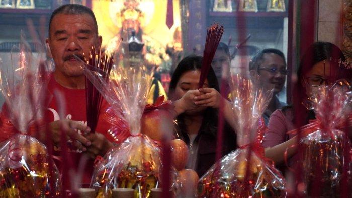 Warga keturunan Tionghoa melakukan sembahyang malam di Vihara Dharma Ramsi, Gang Ibu Aisah, Jalan Cibadak, Kota Bandung, Jawa Barat, Selasa (28/1/2025).