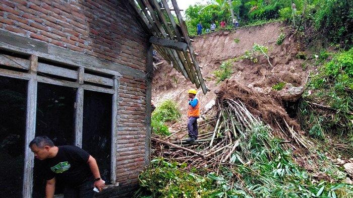 LONGSOR MENERJANG: Rumah warga yang terkena longsor di Kalurahan Banyuroto, Kapanewon Nanggulan, Kulon Progo, Senin (16/02/2026).