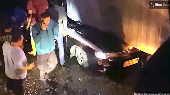 KECELAKAAN MAUT - Sebuah truk kontainer menimpa mobil sedan di Jalan Irigasi Bendasari, Desa Kondangjaya, Kecamatan Karawang Timur, Kabupaten Karawang, Jawa Barat pada Minggu (15/2/2026) malam