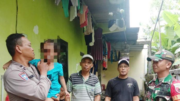 PENGANIAYAAN BALITA -Tangkapan layar video saat balita berinisial KA (4) korban penganiayaan tante serta pamannya di sebuah kosan kawasan Jalan Bangkingan, Lakarsantri, Surabaya, Jawa Timur,  sedang dirawat oleh anggota Polisi dan TNI di lokasi pada Senin (9/2/2026)